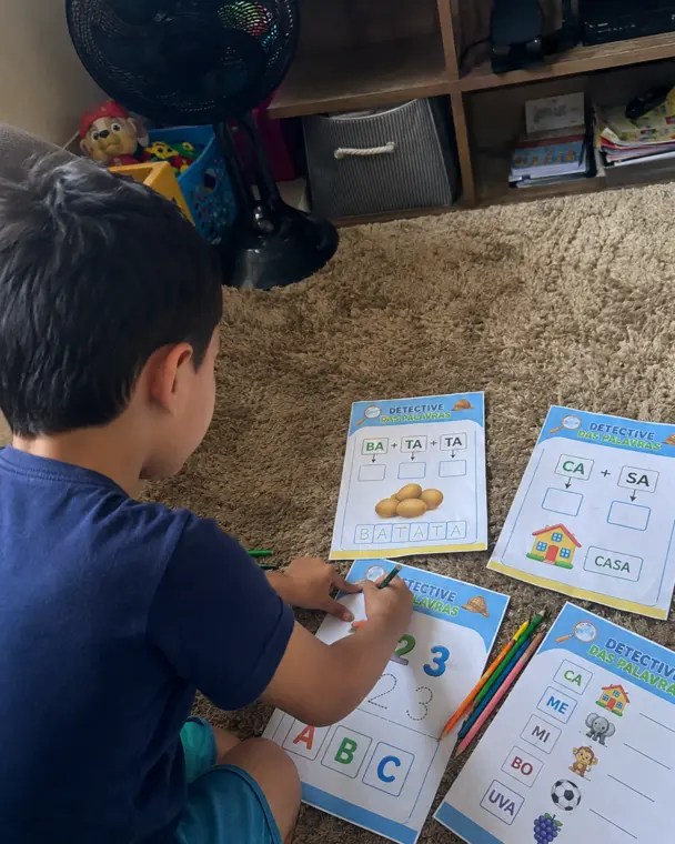Pedro realizando as atividades do Caderno Detetive das Palavras