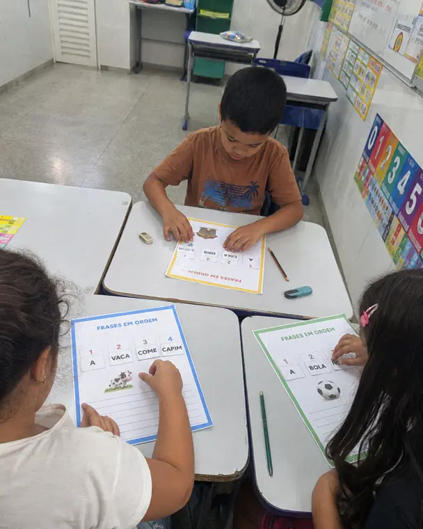 Alunos utilizando as atividades Frases em Ordem em sala de aula