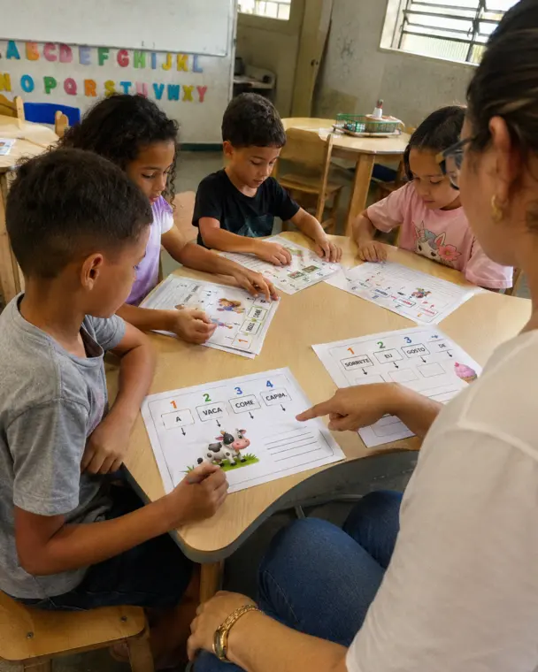 Turma de alfabetização utilizando o caderno Frases em Ordem