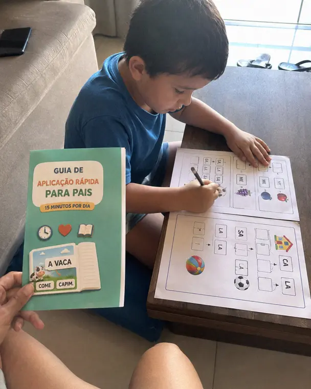 Lucas utilizando as atividades com o Guia de Aplicação Rápida para Pais