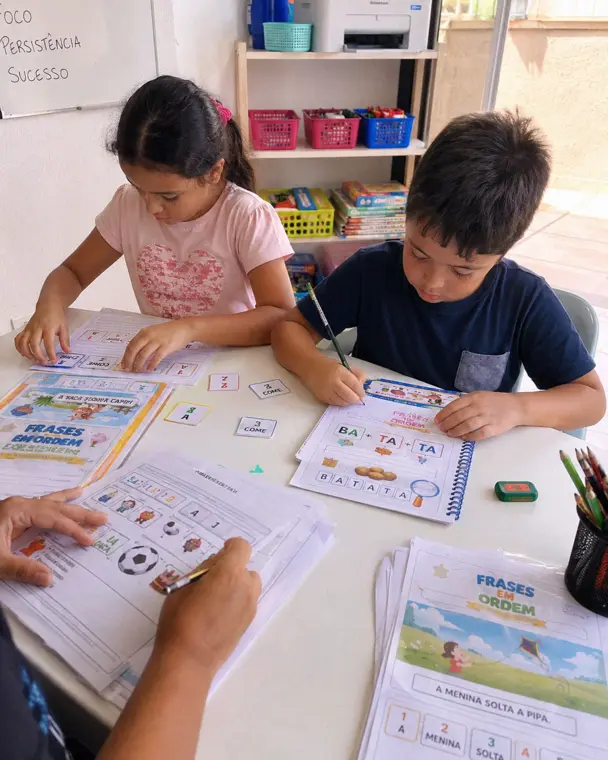 Alunos do reforço escolar utilizando as atividades impressas